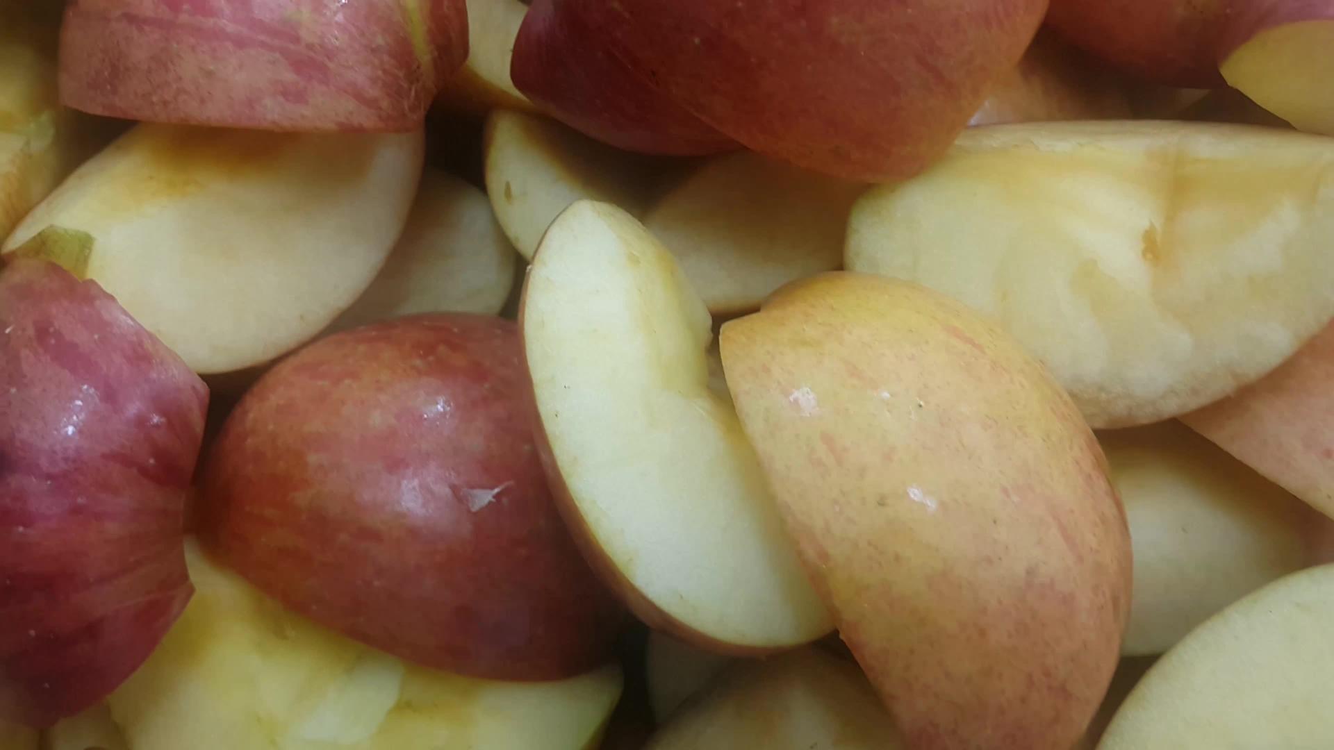 新鲜采摘的红蜂脆苹果背景片段视频的预览图
