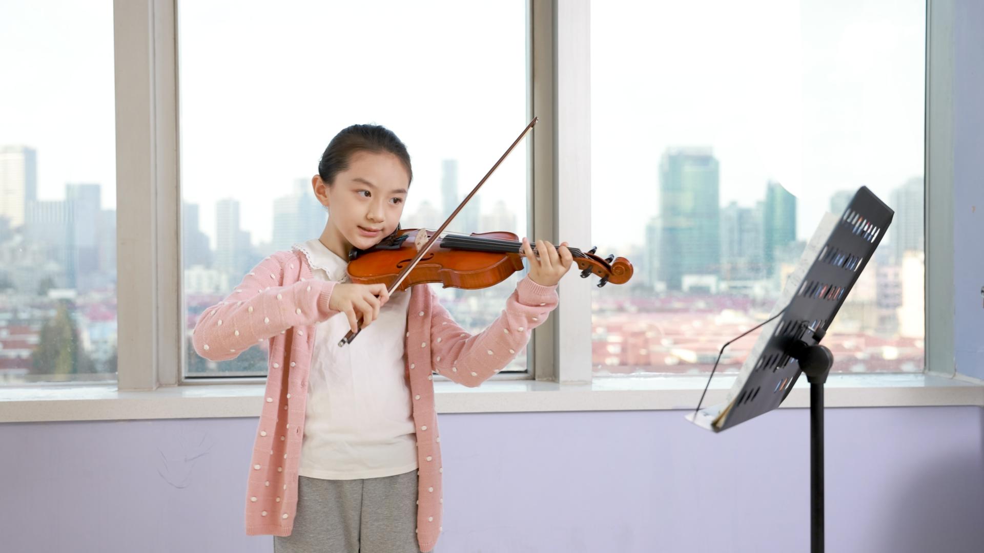 拉小提琴的小朋友视频的预览图