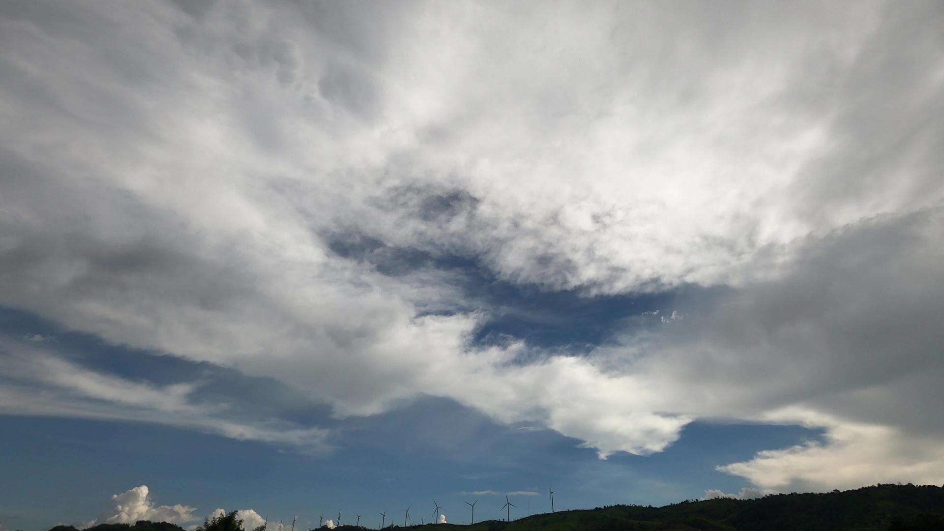风力涡轮机的蓝天和多云背景视频的预览图