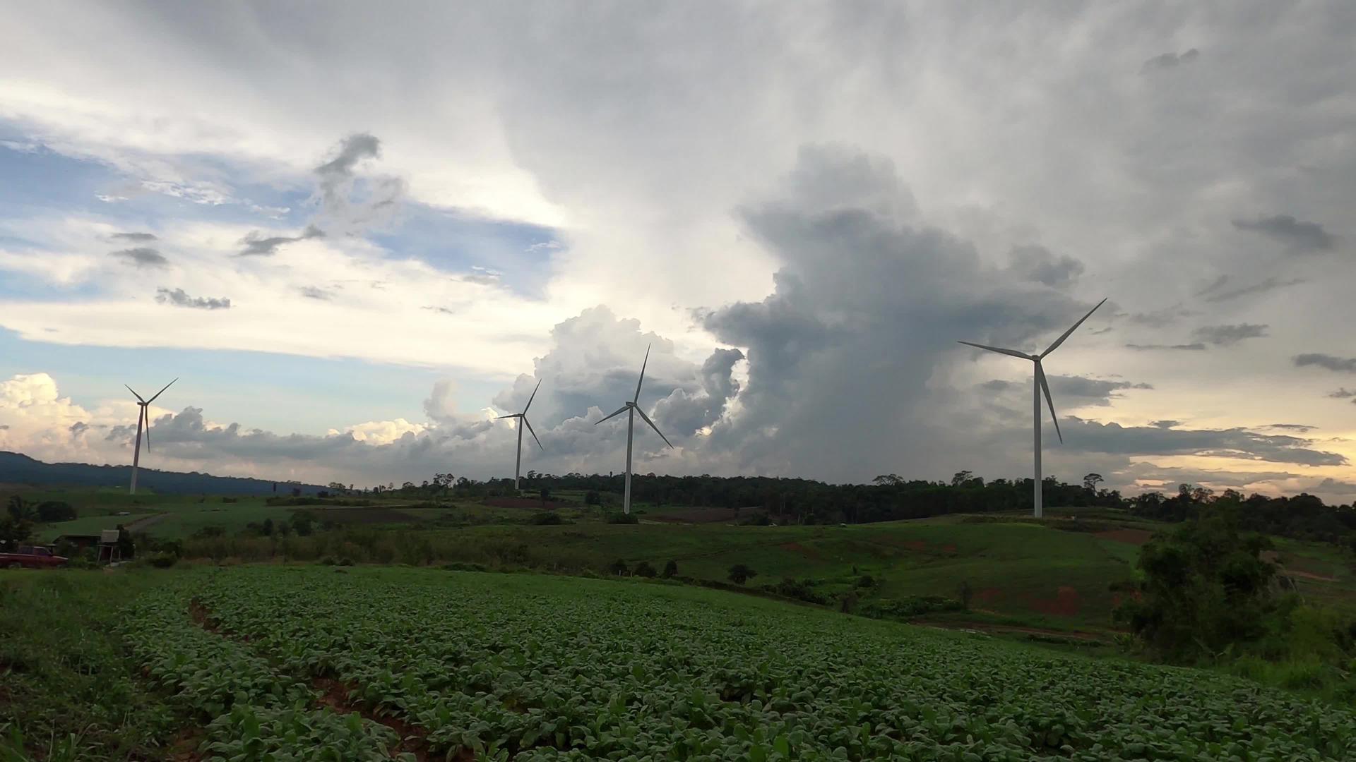蓝天和多云的风涡轮机视频的预览图