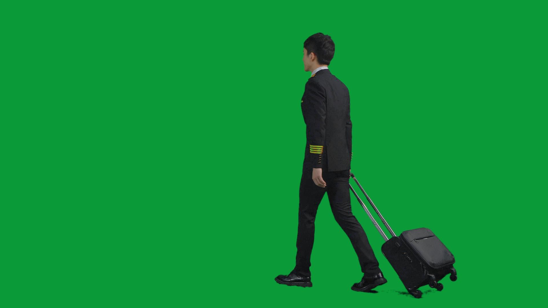 4K绿幕男性飞行员拉行李箱视频的预览图