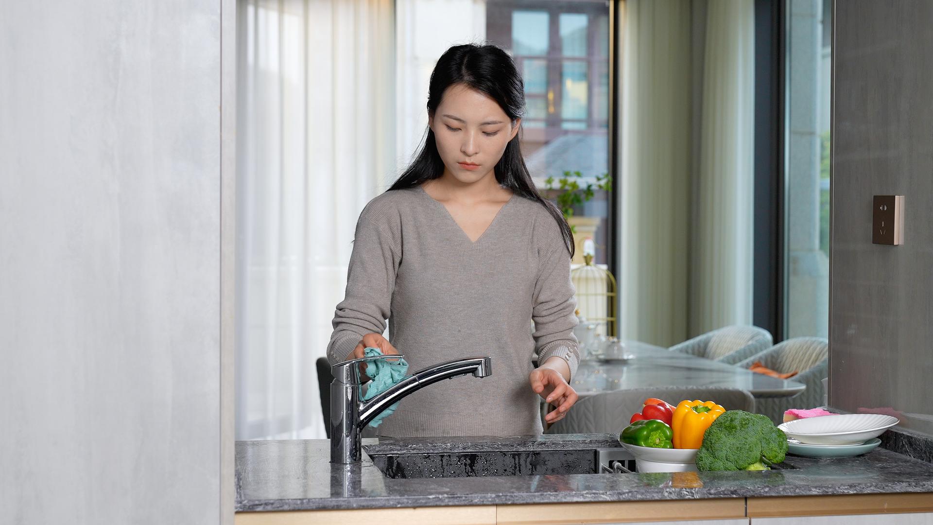 年轻女性做家务洗碗视频的预览图