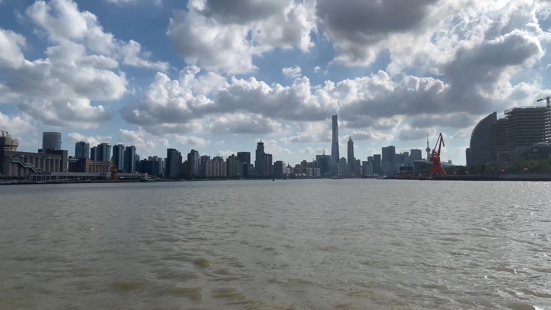 蓝天白云下的上海北外滩视频的预览图