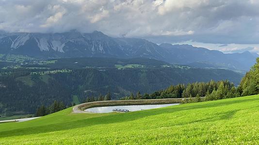 阿尔卑斯山夏季山谷的景色视频的预览图