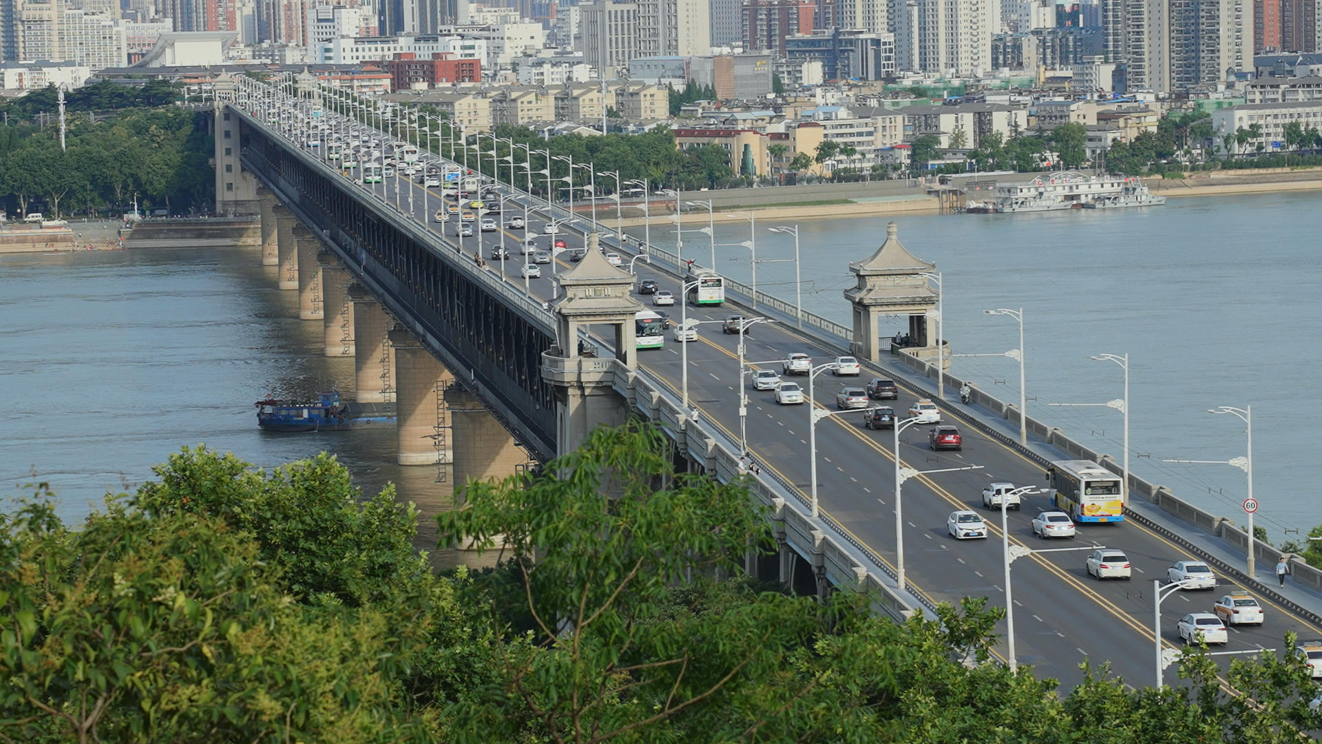 航拍长江桥梁道路上川流不息的交通汽车车流4k素材视频的预览图