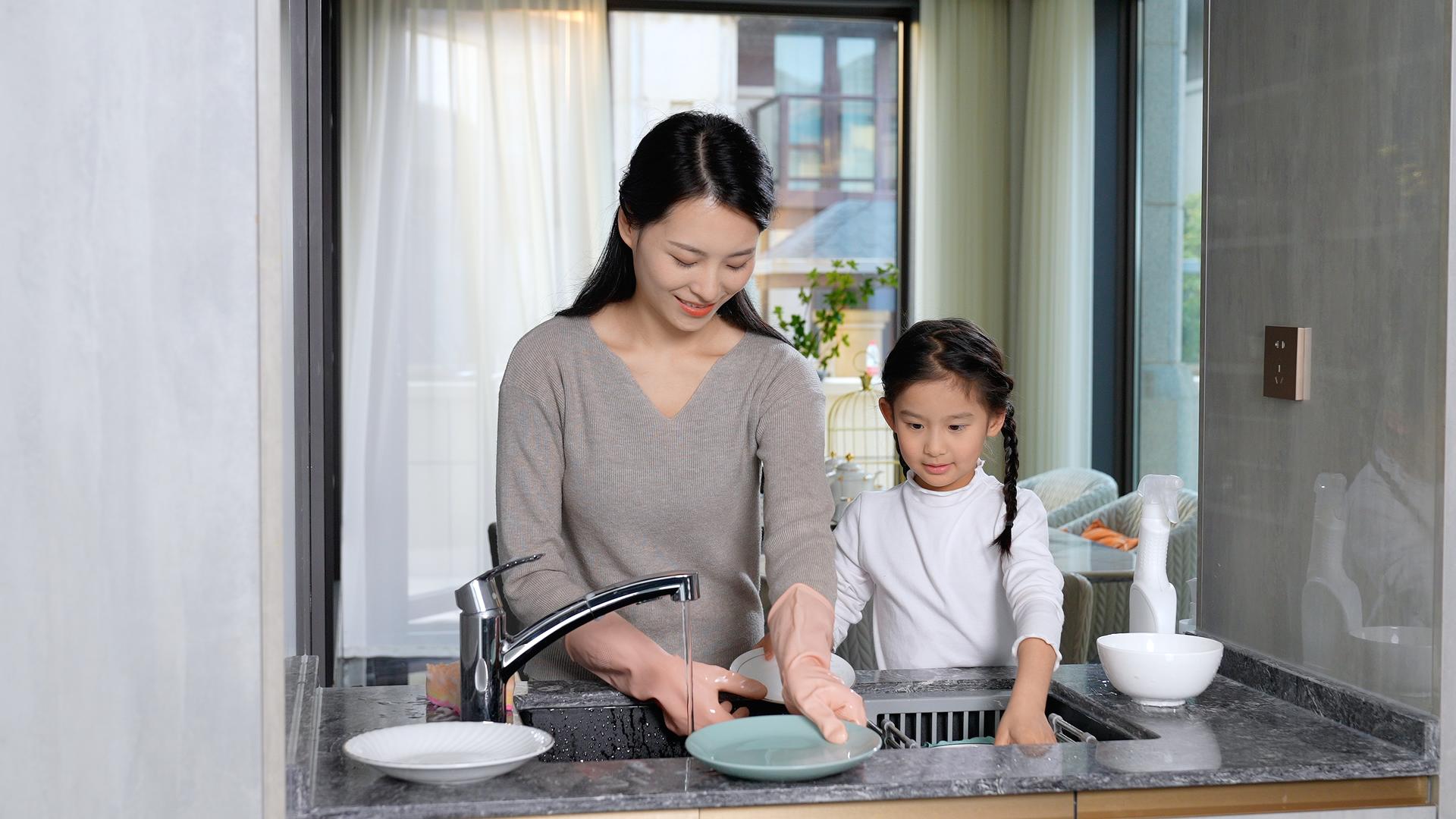 女孩陪妈妈做家务洗碗视频的预览图