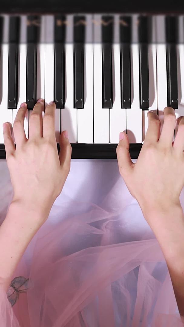 弹钢琴手俯拍视频的预览图