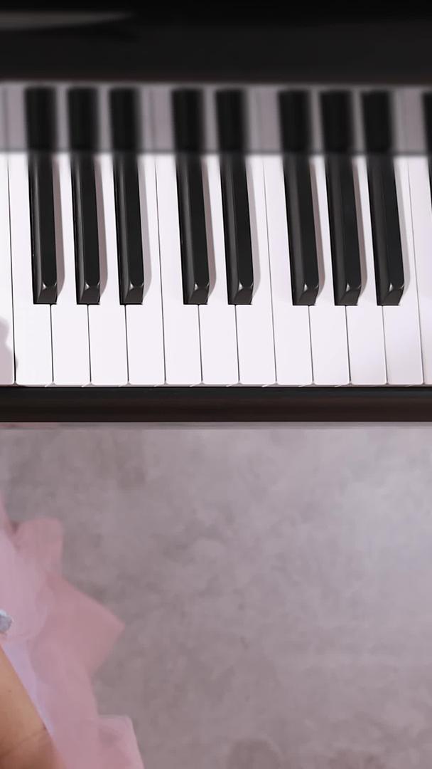弹钢琴手俯拍视频的预览图