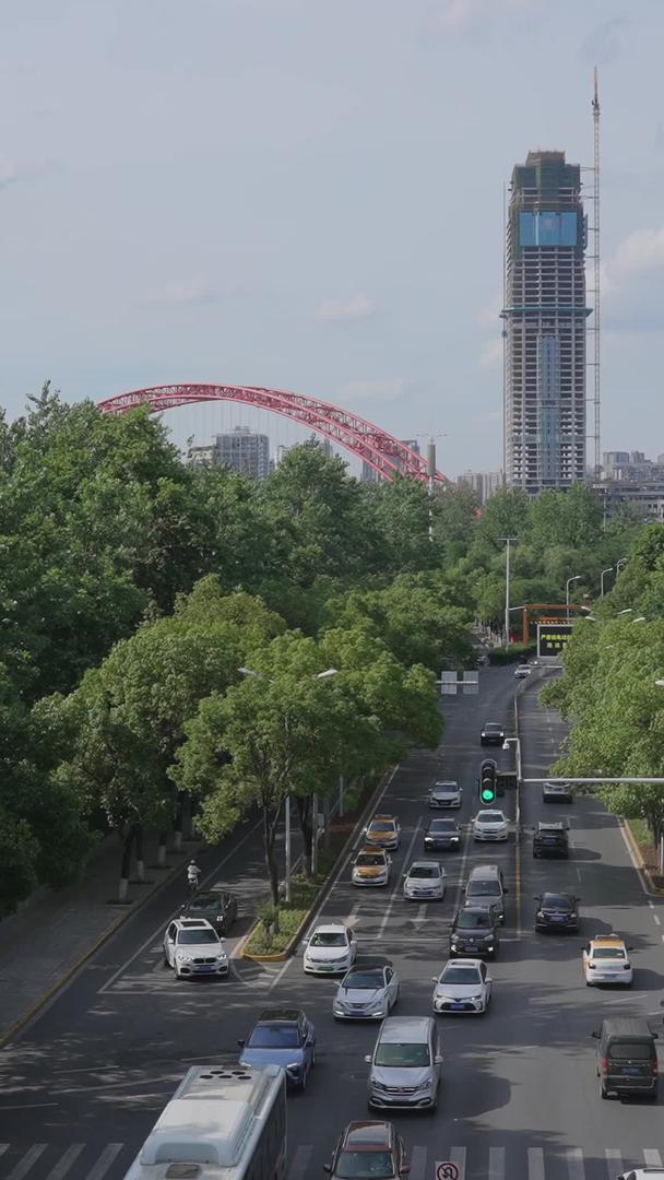 航拍城市天际线街景道路桥梁交通流量材料视频的预览图