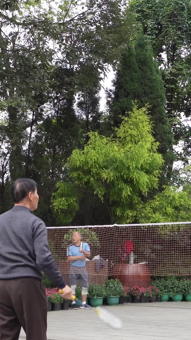 老人生活公园打羽毛球比赛【这个视频没有肖像权请勿商业使用】视频的预览图