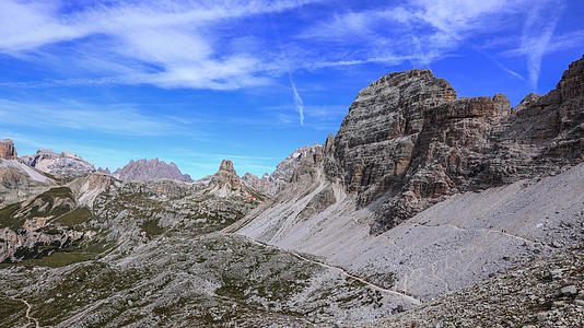 夏季阿尔卑斯山攀登山脉的游客延时视频视频的预览图