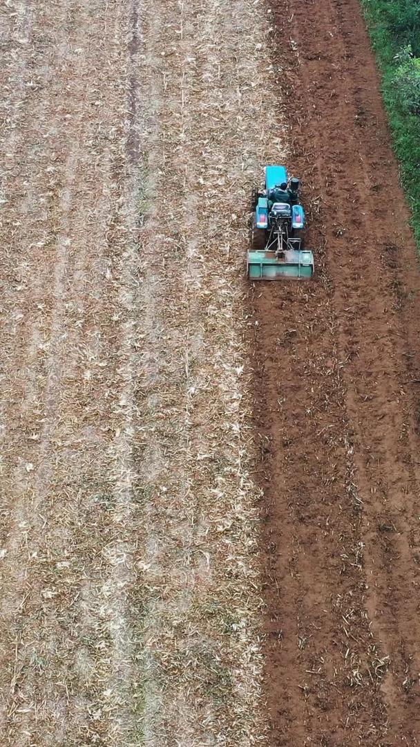 农业航拍农业拖拉机耕地视频的预览图