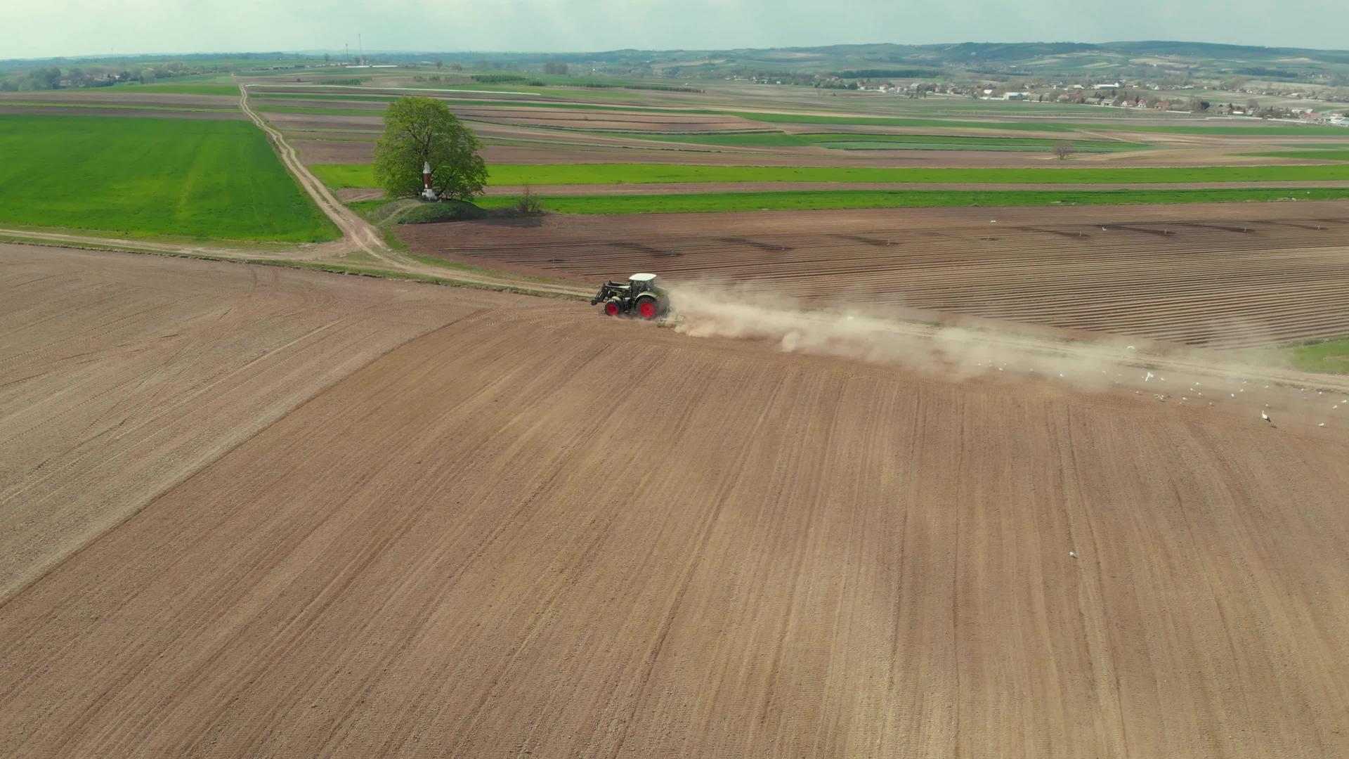 农业拖拉机在农田中工作和耕作视频的预览图