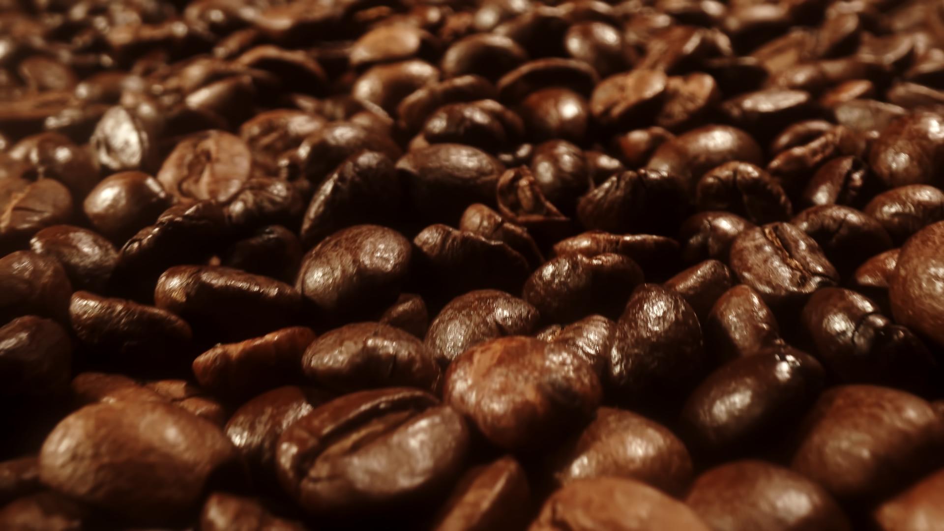 咖啡豆下落的动态镜头 视频的预览图