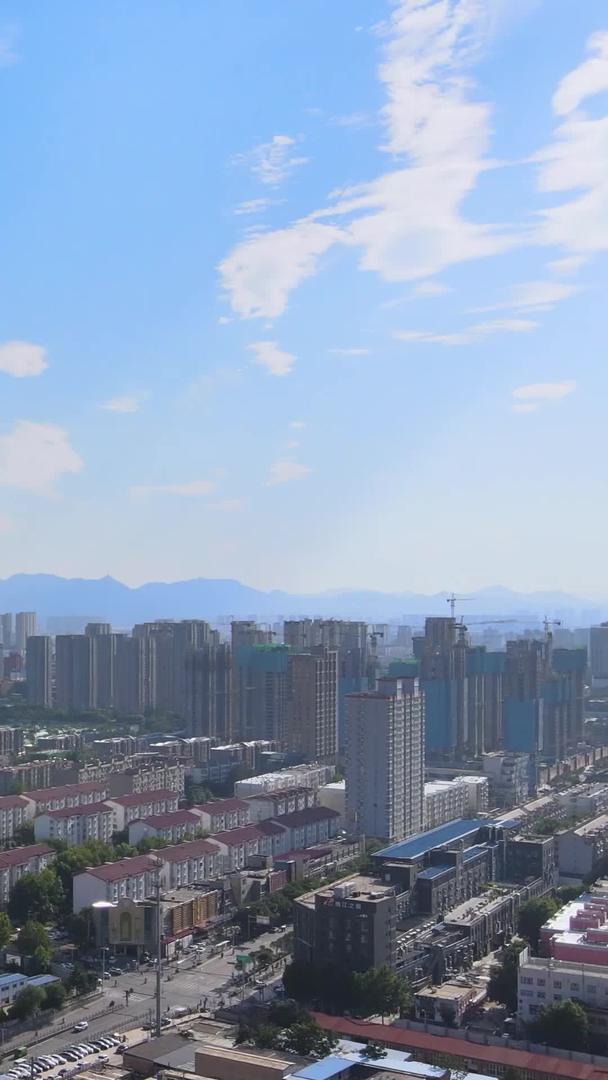城市天际线晴空万里视频的预览图