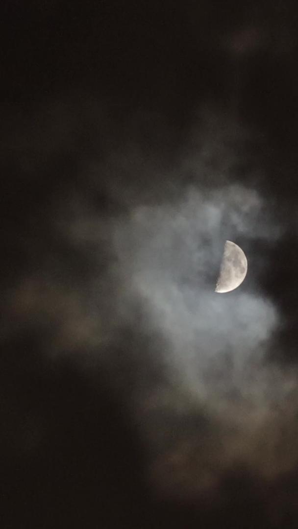 乌云和月亮空镜视频的预览图