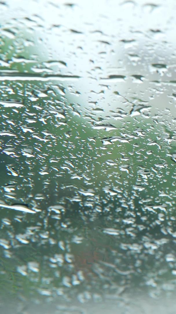 雨季下雨天汽车玻璃上的水滴视频的预览图