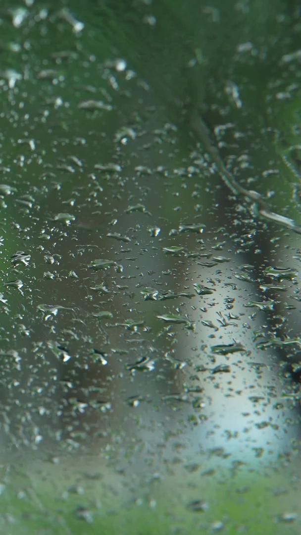 雨季下雨天汽车玻璃上的水滴视频的预览图