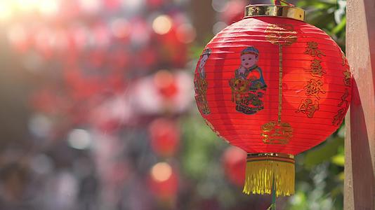 中国新年的灯笼在城市里发光的文字代表着良好的财富和健康视频的预览图