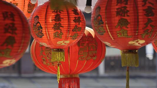 中国新年的灯笼在城市里发光的文字代表着良好的财富和健康视频的预览图
