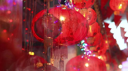 中国新年灯笼上的文字代表着良好的财富和健康视频的预览图