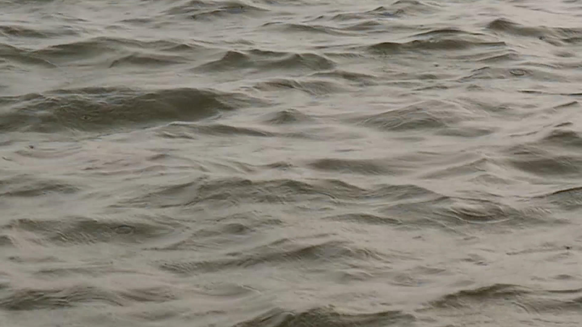 暴风雨来临的江面视频的预览图