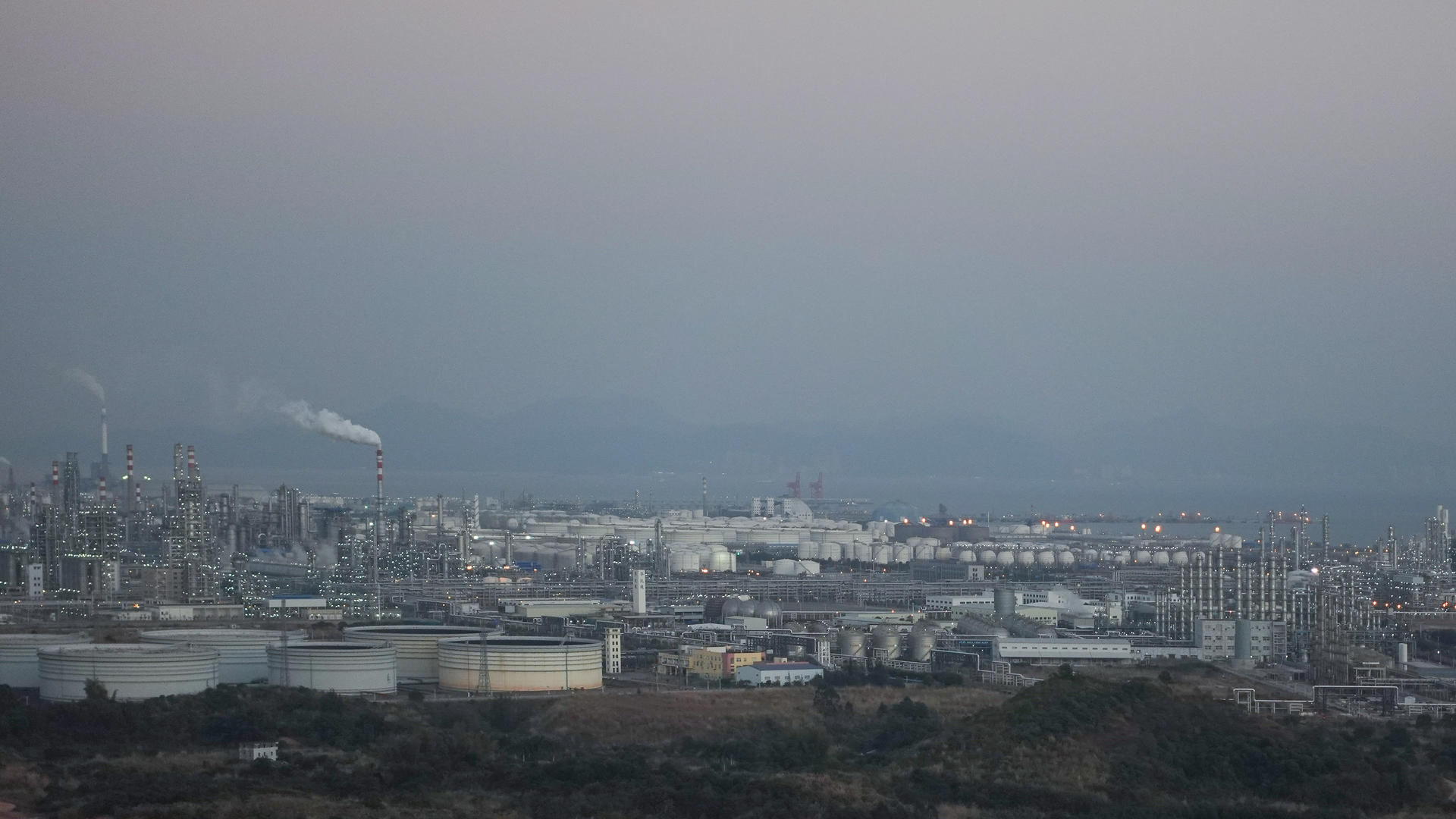 延时摄影广东惠州海边石化区环保能源工厂夜景灯光4k素材视频的预览图