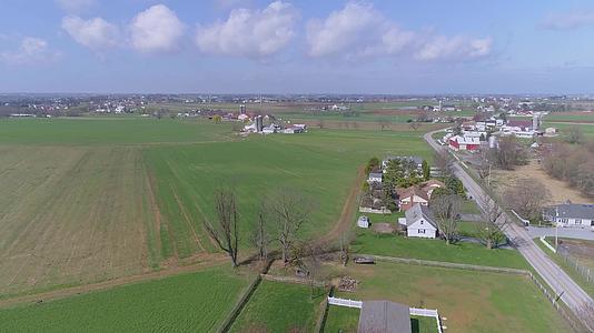 阳光明媚的春日登天景观显示芬西瓦尼亚杜特奇农场的地貌视频的预览图