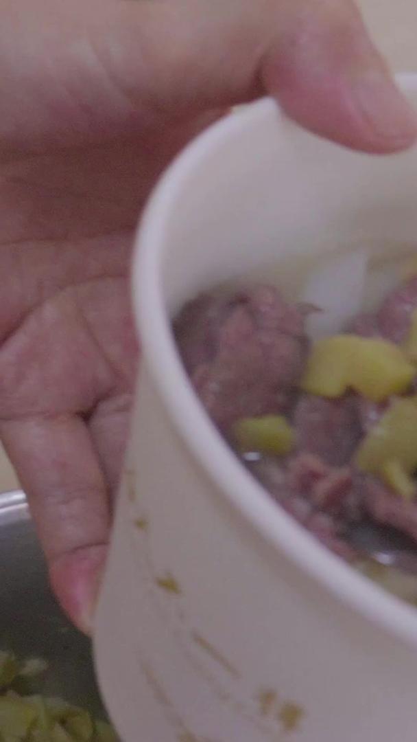 慢镜头升级拍摄素材中式美食早餐牛肉粉制作工艺视频的预览图