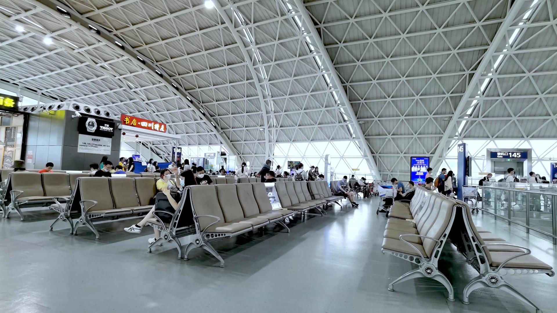 成都双流国际机场候机大厅人来人往延时素材视频的预览图