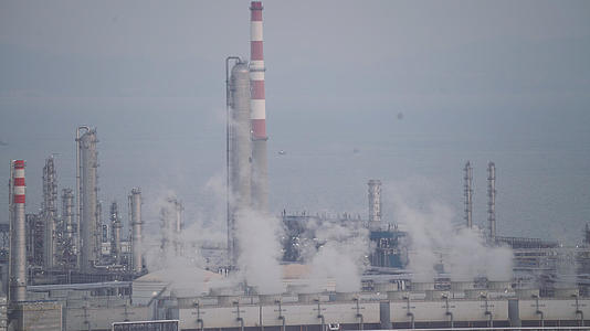 制造业工厂厂区冒着白烟的烟囱能源环保4k素材视频的预览图