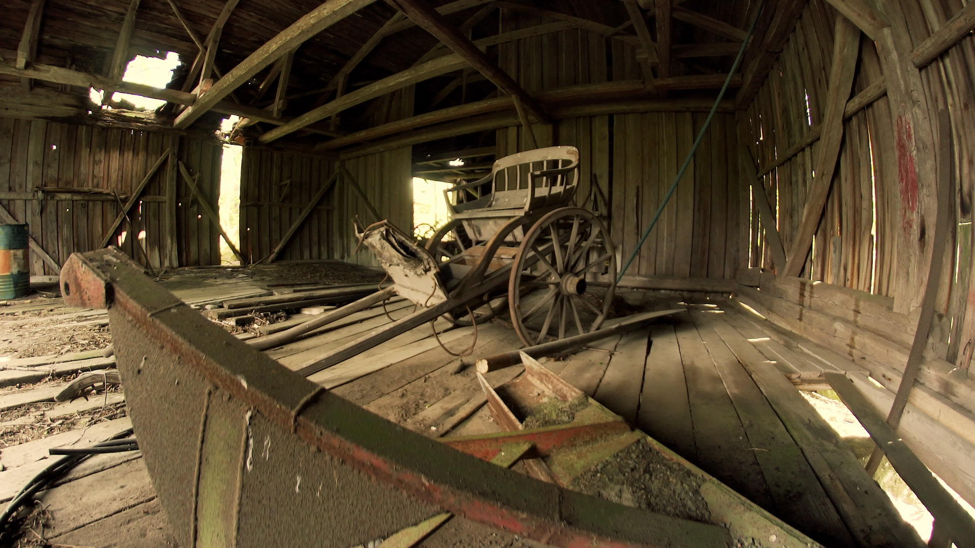废弃谷仓的土农业设备视频的预览图