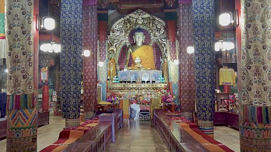 佛教圣地塔公寺大殿内部4K素材视频的预览图