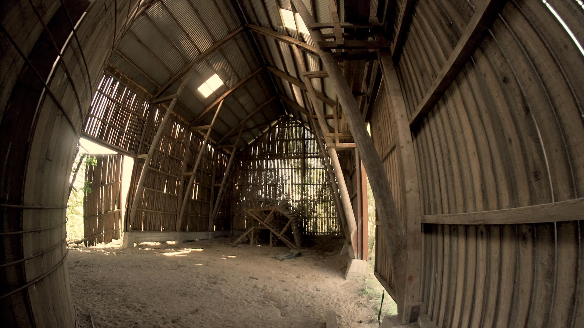 巨大的废弃谷仓披露视频的预览图