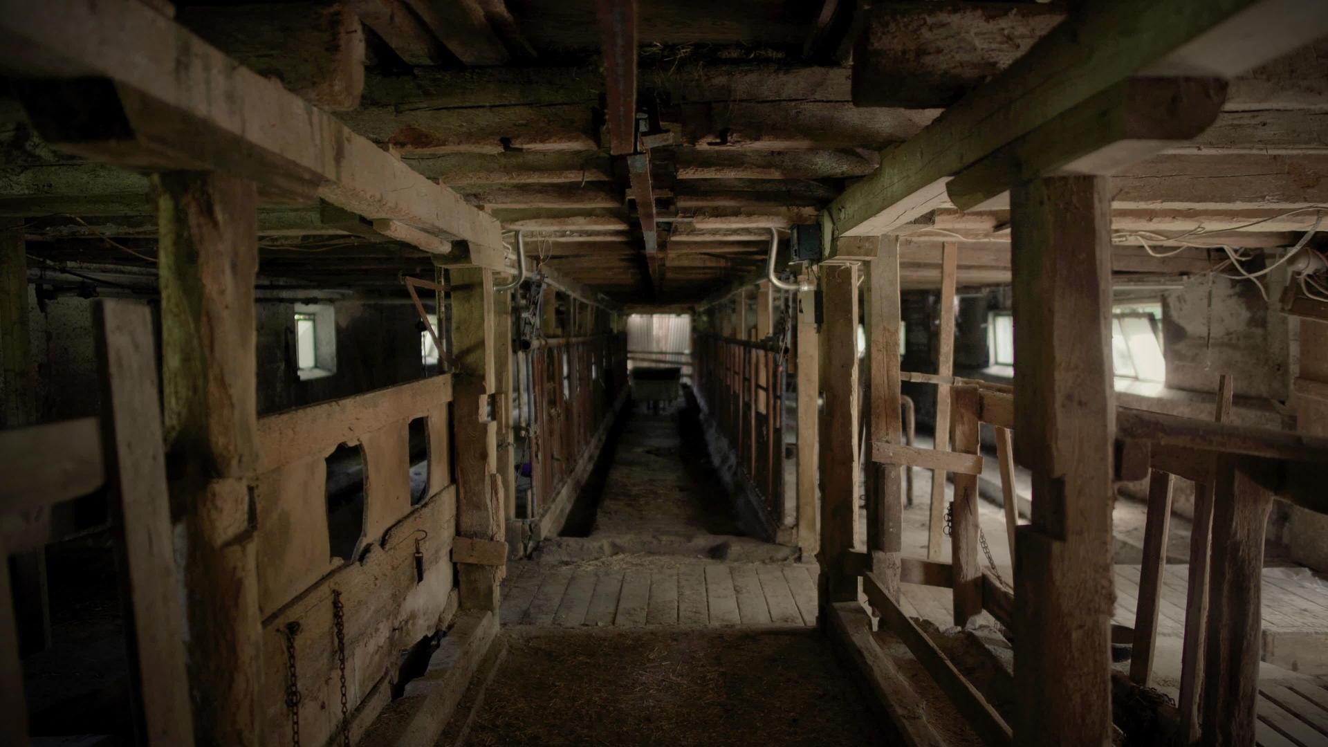 幽灵农民在废弃的谷仓里视频的预览图