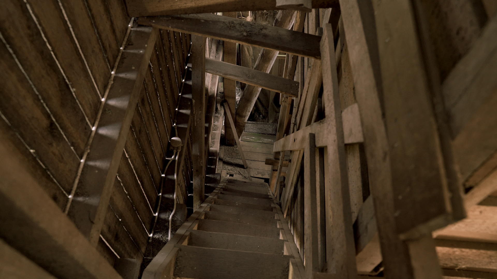 废弃建筑中令人毛骨悚然的梯子视频的预览图