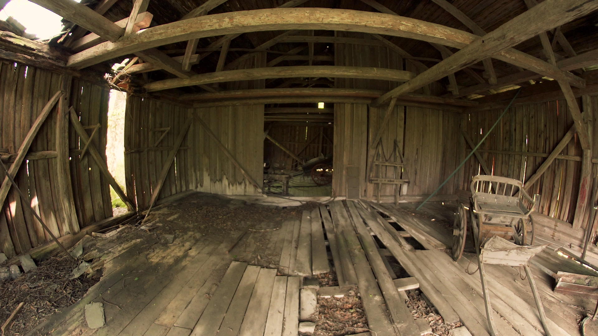 令人毛骨悚然的废弃农舍储藏室视频的预览图