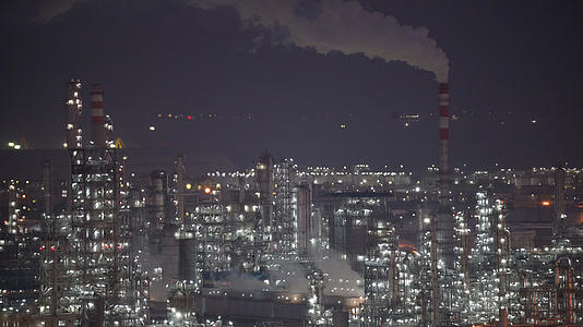 城市工厂园区能源环保制造业工厂夜景冒白烟的烟囱4k素材视频的预览图