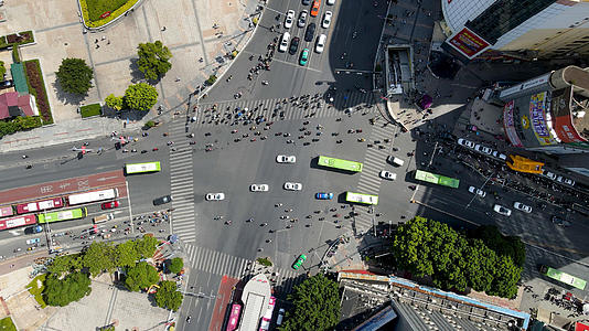 4K俯拍广西南宁十字交叉路口车流人流视频的预览图