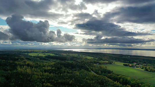 美丽多云的乡村海岸线空中视频的预览图