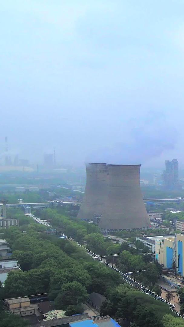 航拍化工厂工业生产设备污染排放视频的预览图