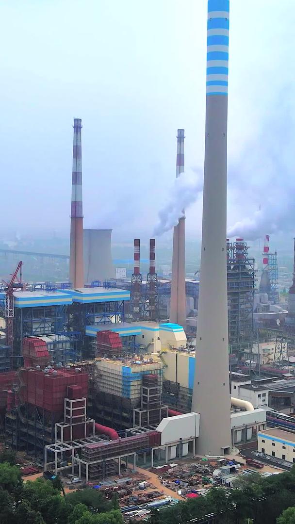 航拍化工厂工业生产设备污染排放视频的预览图