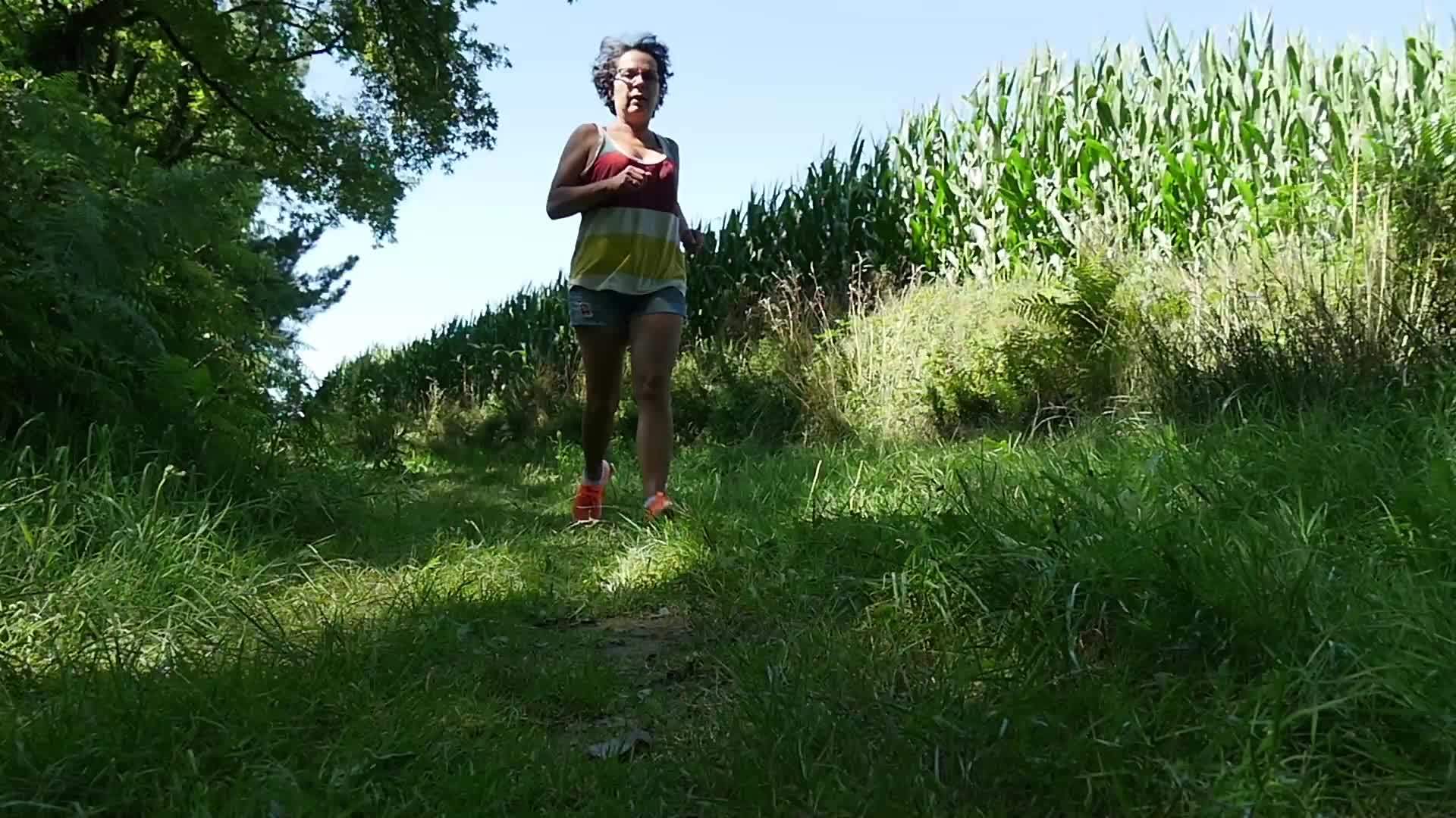 一个女人在农村的一条路上跑步视频的预览图