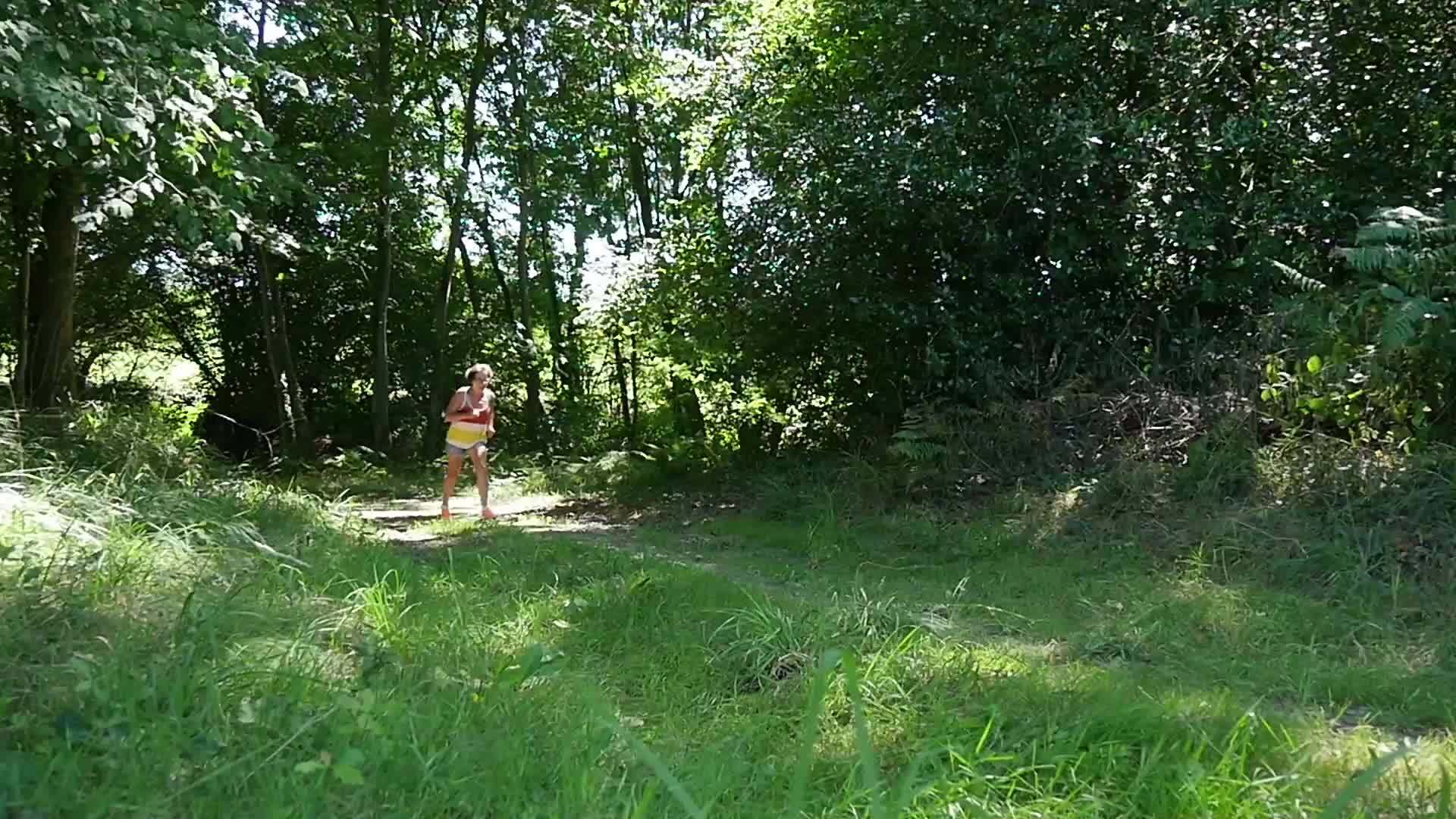 一个女人在农村的一条路上跑步慢慢地移动视频的预览图