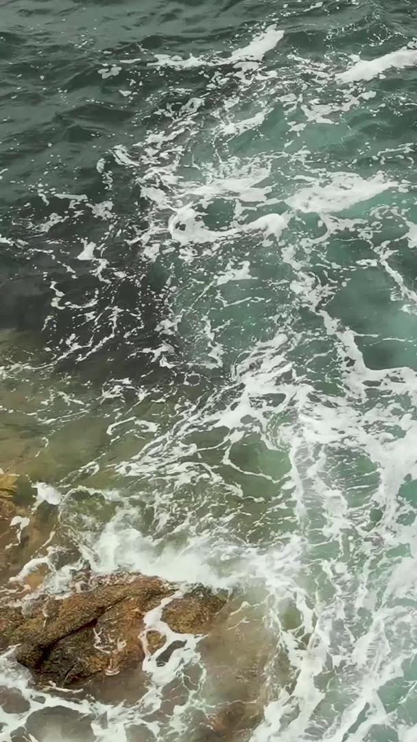 真正的大海海浪拍打岩石带声音视频的预览图
