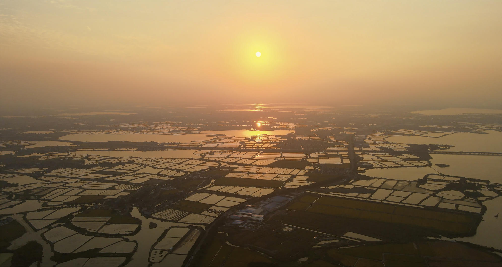 4k实拍江苏苏州太湖夕阳视频的预览图