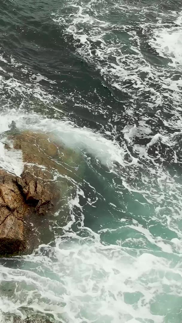 真正的大海海浪拍打岩石带声音视频的预览图
