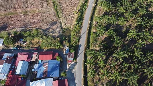 在Malays看到村庄附近的农村空中通道视频的预览图