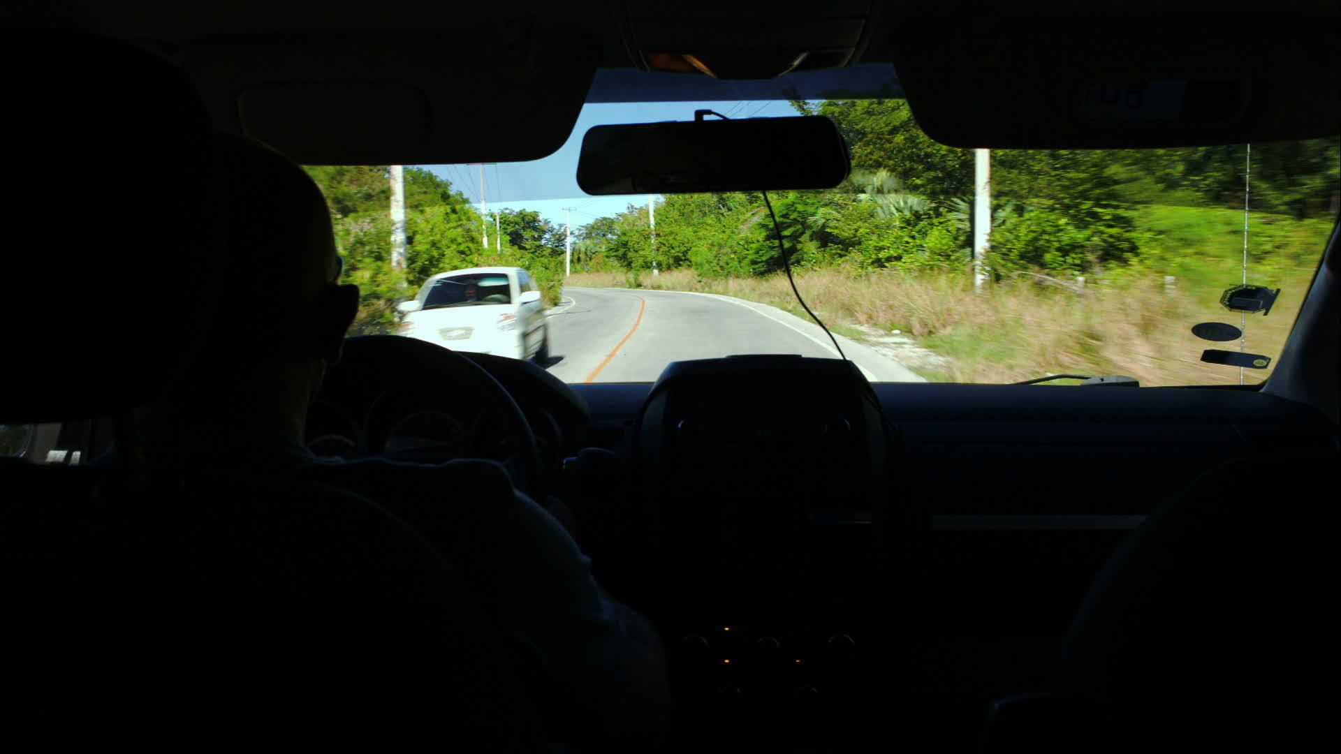 在农村公路上有一辆汽车从一个角度驾驶视频的预览图
