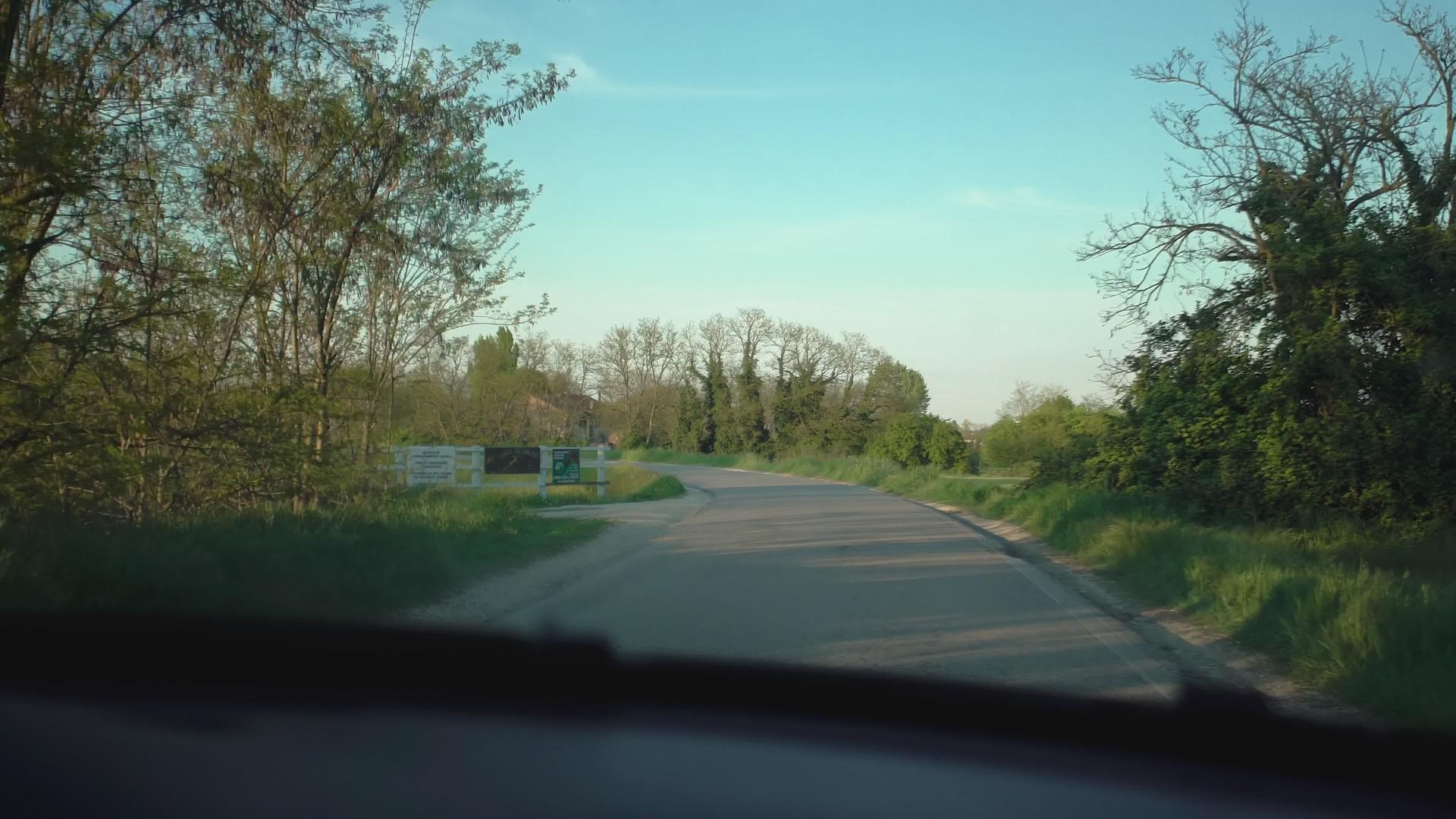 沿着农村街道旅行者视频的预览图